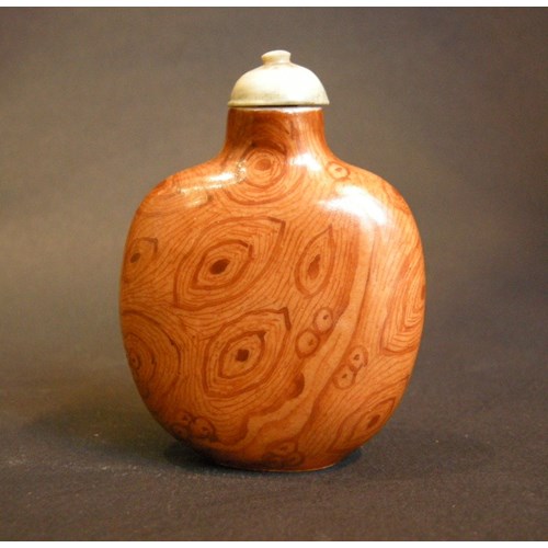 Porcelain snuff bottle imitating the wood